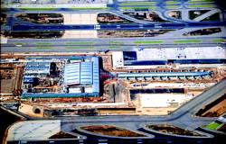 Imatge a&egrave;ria de l'aeroport del Prat on es pot veure en la part dreta la nova plataforma d'estacionament d'aeronaus que ha entrat en servei